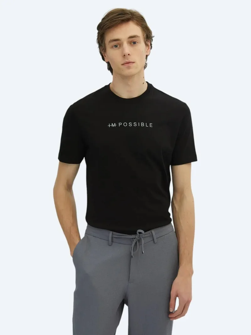 كيب تيشيرت أسود مطبوع برقبة دائرية مصنوع من القطن بنسبة 100%